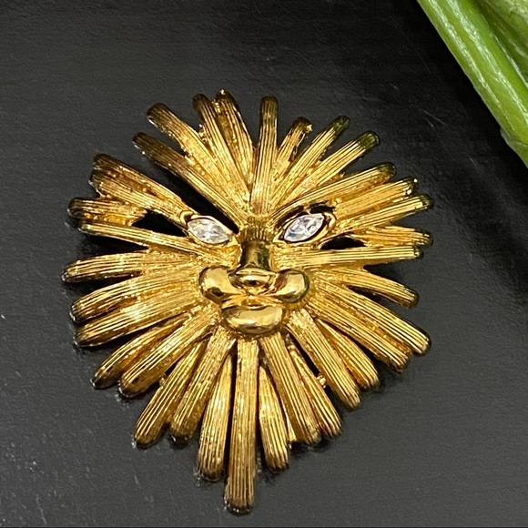 Vintage Unsigned ST JOHN Gold-tone Lion Head Brooch - Picture 2 of 8